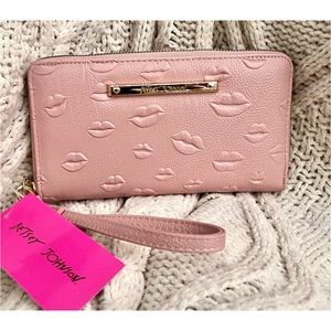 Betsey Johnson LIPS Wallet Soft Pink💕